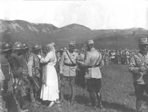 Regina Maria pe front decorând soldaţii