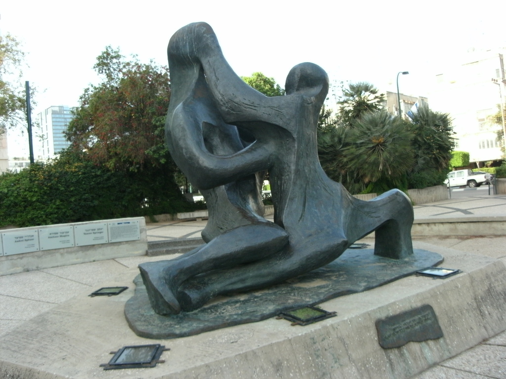 Foto: Lucreția Berzintu; Memorial situat într-un parc din Tel Aviv, str. Wissmann, în apropiere de Sourasky Medical Center (Ichilov Hospital)
